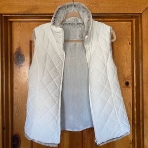 The Snow Bunny Vintage 2000s White Faux Fur Lined Quilted Reversible Vest